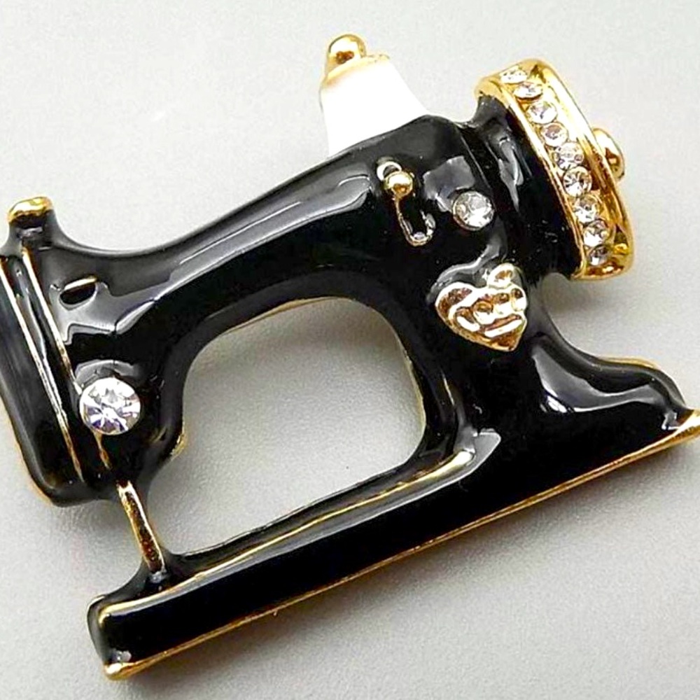 ❤️‼️Antique Sewing 🧵 Machine Pin‼️❤️
